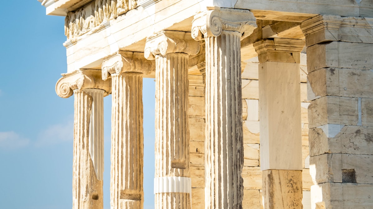 Ναός στην Ακρόπολη των Αθηνών. Δεκάδες εμβληματικοί χώροι της χώρας θα υποδεχθούν το κοινό με ελεύθερη είσοδο στη διάρκεια της αυγουστιάτικης πανσελήνου.