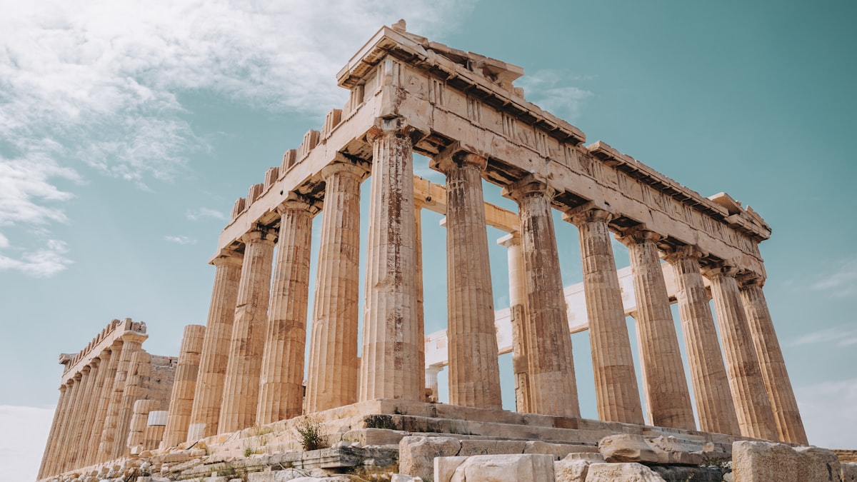 Η δυτική όψη του Παρθενώνα, εκεί όπου αρχαία θραύσματα και νέο μάρμαρο συνυπάρχουν σύμφωνα με τις αρχές της Χάρτας της Βενετίας.