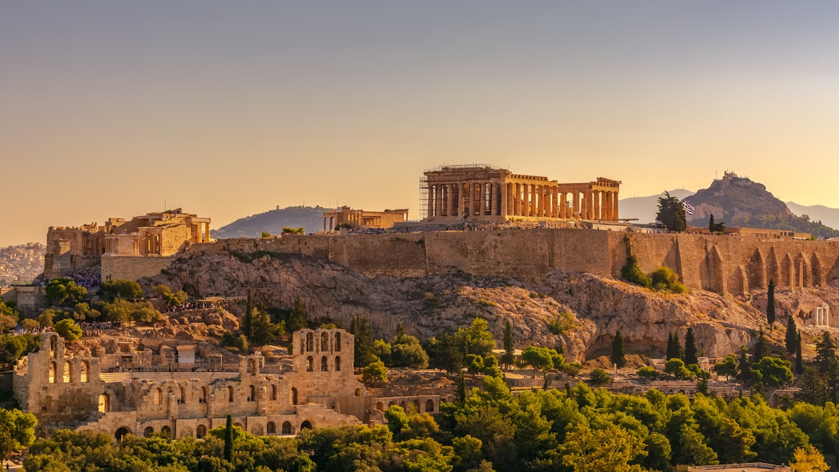 Οι σκαλωσιές αποσύρονται σταδιακά, αποκαλύπτοντας ξανά το περίγραμμα του Παρθενώνα στον βράχο της Ακρόπολης.